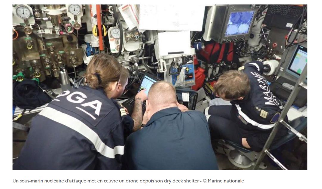 Un sous-marin nucléaire d’attaque met en œuvre un drone depuis son dry deck shelter