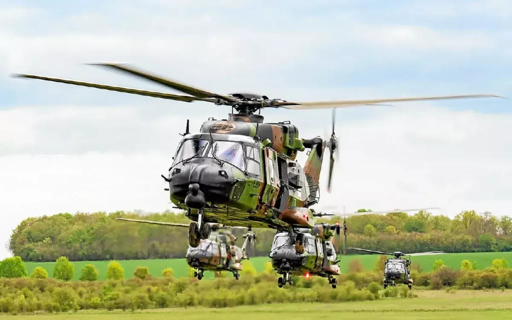 plusieurs helicoptères militaires en vol
