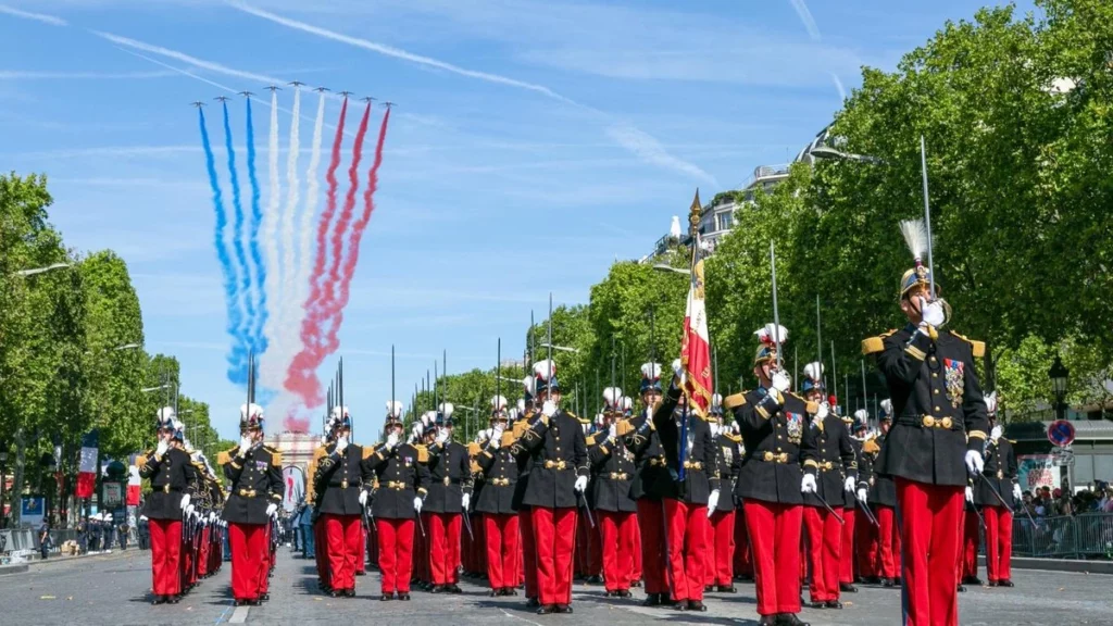Avions et troupe au défilé du 14 juillet à Paris