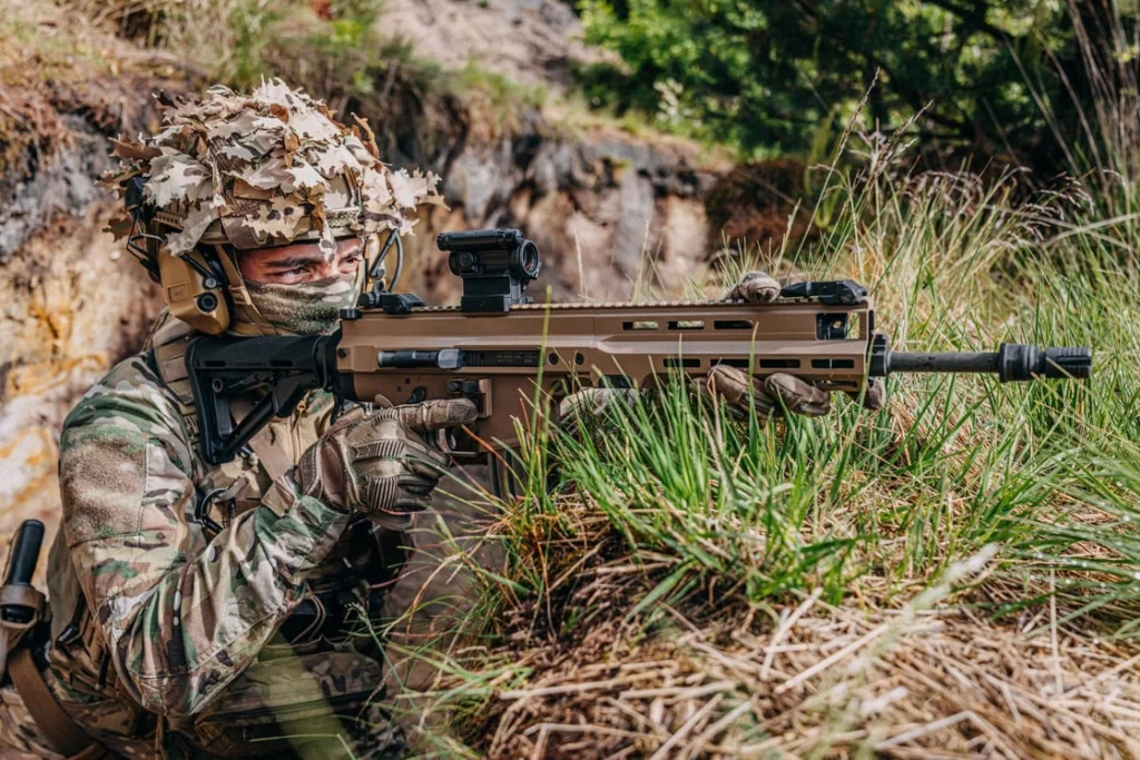 Fusil FN ARKA en situation sur le terrain