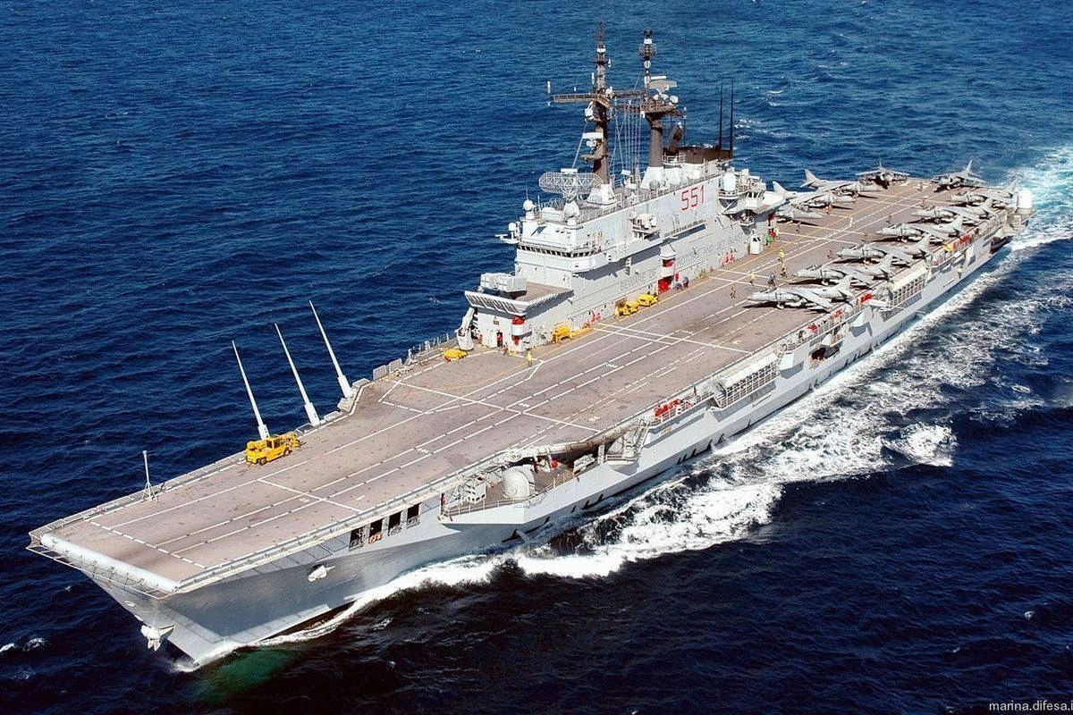 KRI Sriwijaya porte aéronefs indonésie