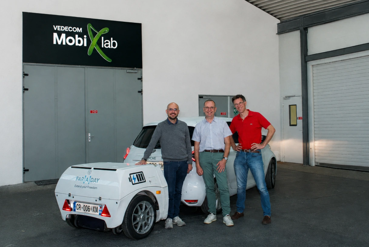 La remorque Faraday devant le MobiXlab de VEDECOM, avec trois personnes