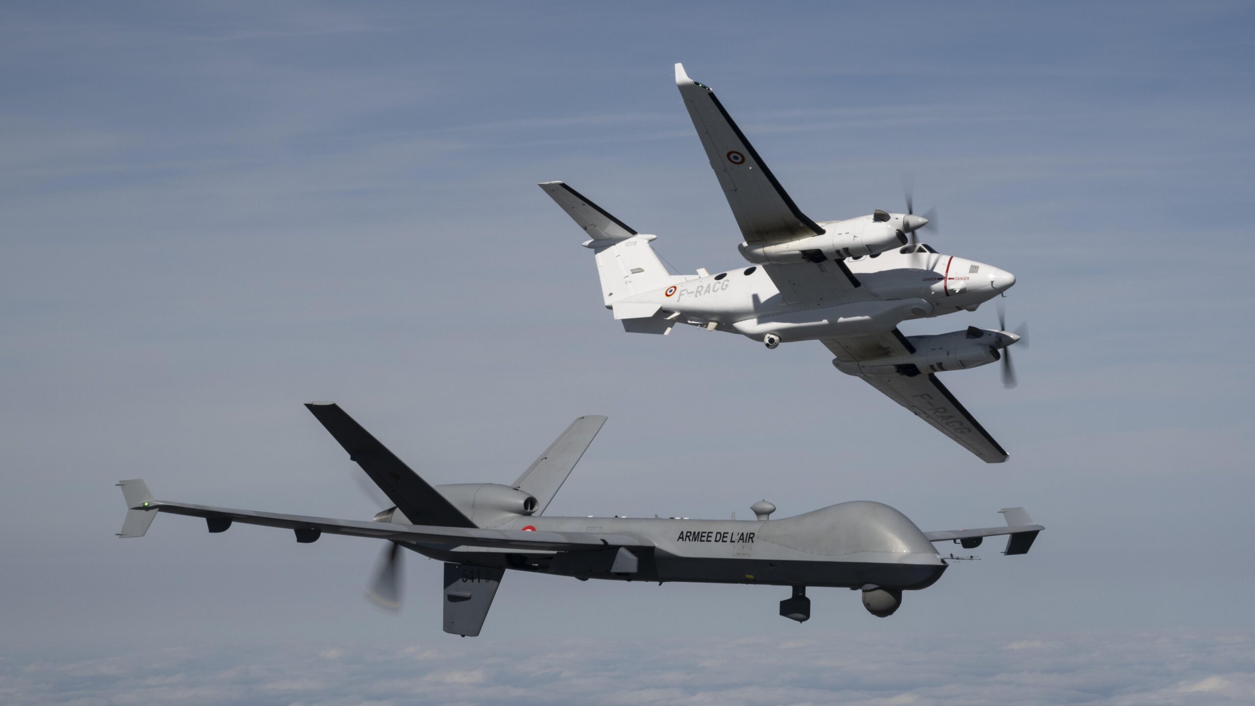 Drone Reaper et avion Vador de l’armée de l’Air en vol