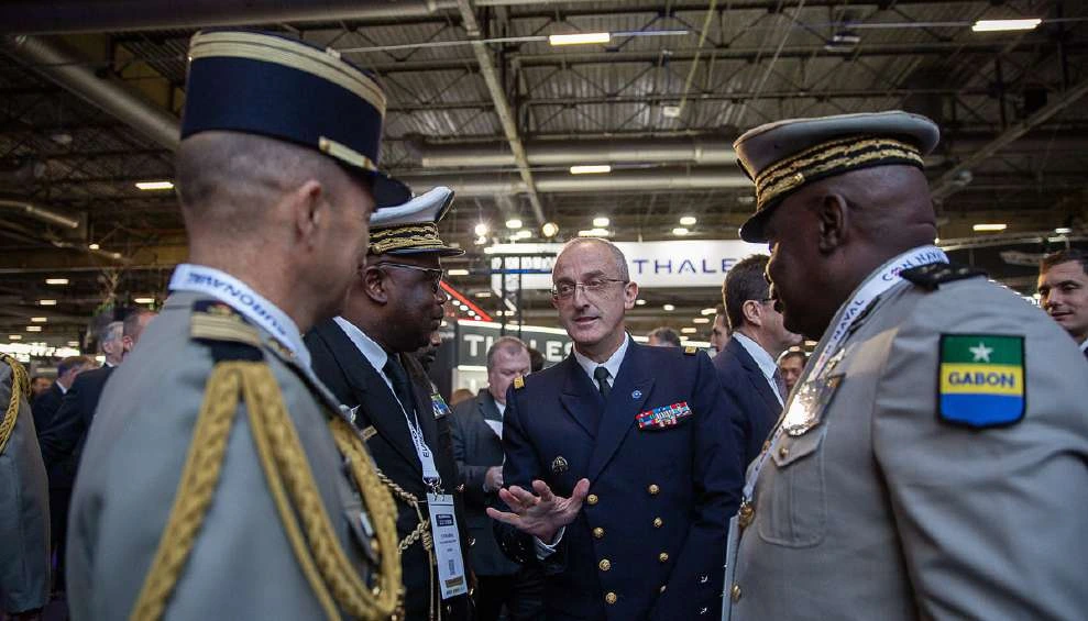 Des officiers de plusieurs marines échangent sur le salon Euronaval 2024