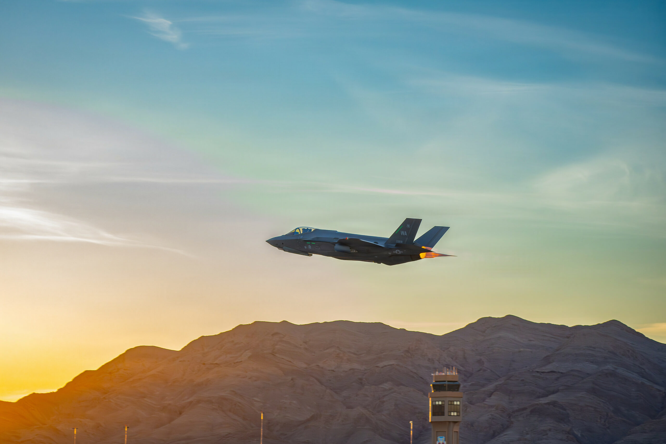 Un F-35A Lightning II de l’US Air Force décolle au coucher du soleil, postcombustion allumée