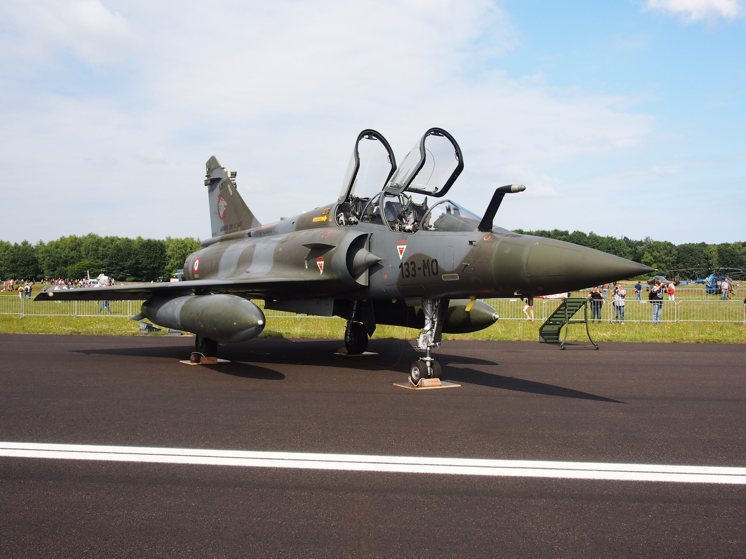 Un Mirage 2000D de l’armée de l’Air et de l’Espace posé sur le tarmac, verrières ouvertes