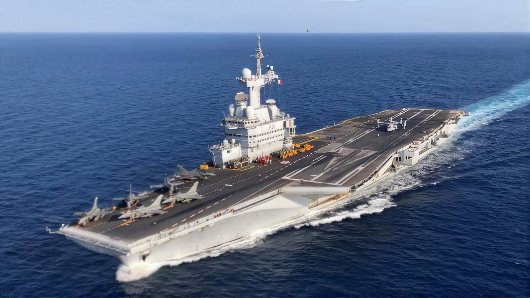 Le porte-avions Charles de Gaulle en mer, avec des Rafale sur le pont d’envol