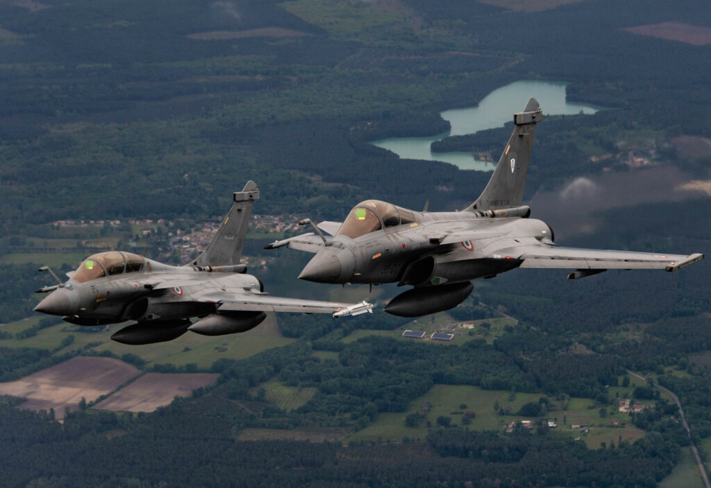 Deux Rafale de l’armée de l’Air et de l’Espace en vol en formation au-dessus de la France