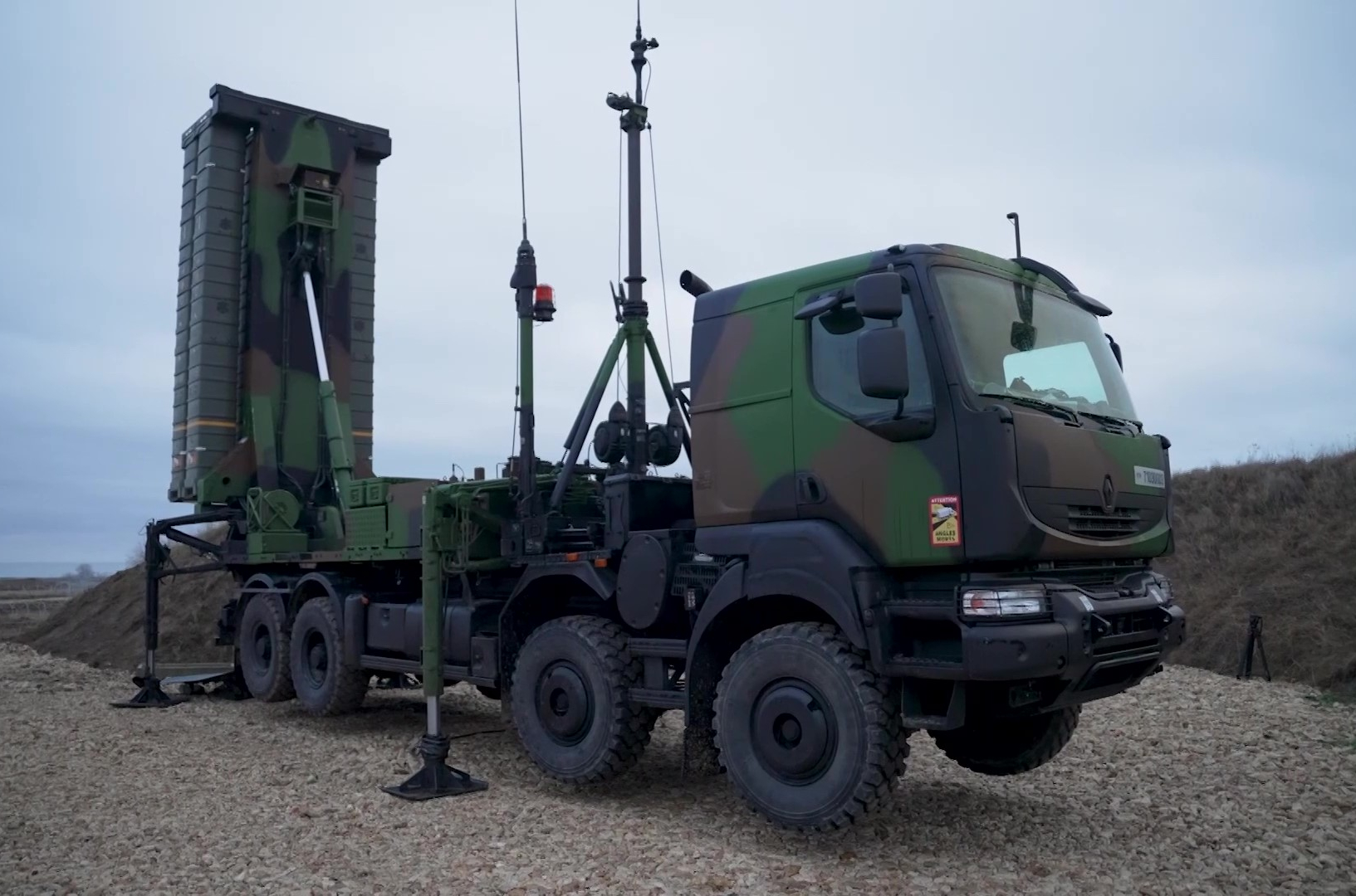 Un système sol-air SAMP/T français monté sur camion, lanceur dressé
