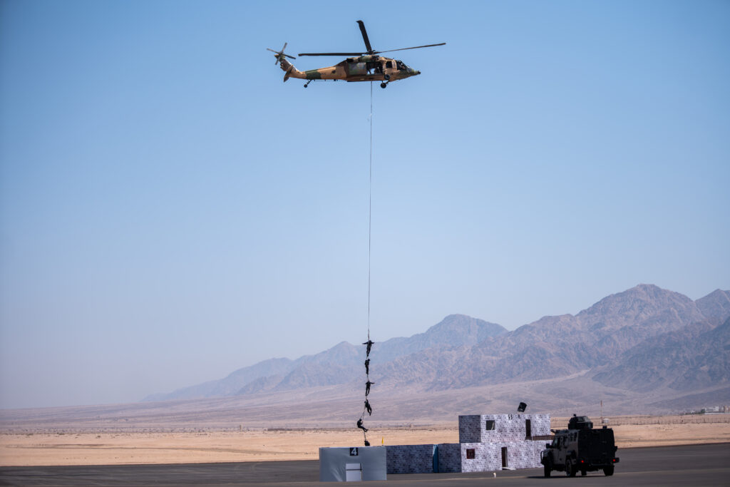 Des membres des forces spéciales jordaniennes descendent d’un hélicoptère par corde lors d’une démonstration à Aqaba