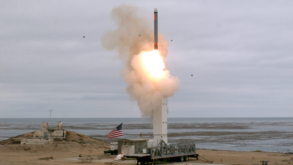Tir d’essai d’un missile de croisière lancé depuis le sol aux États-Unis, avec un panache de fumée