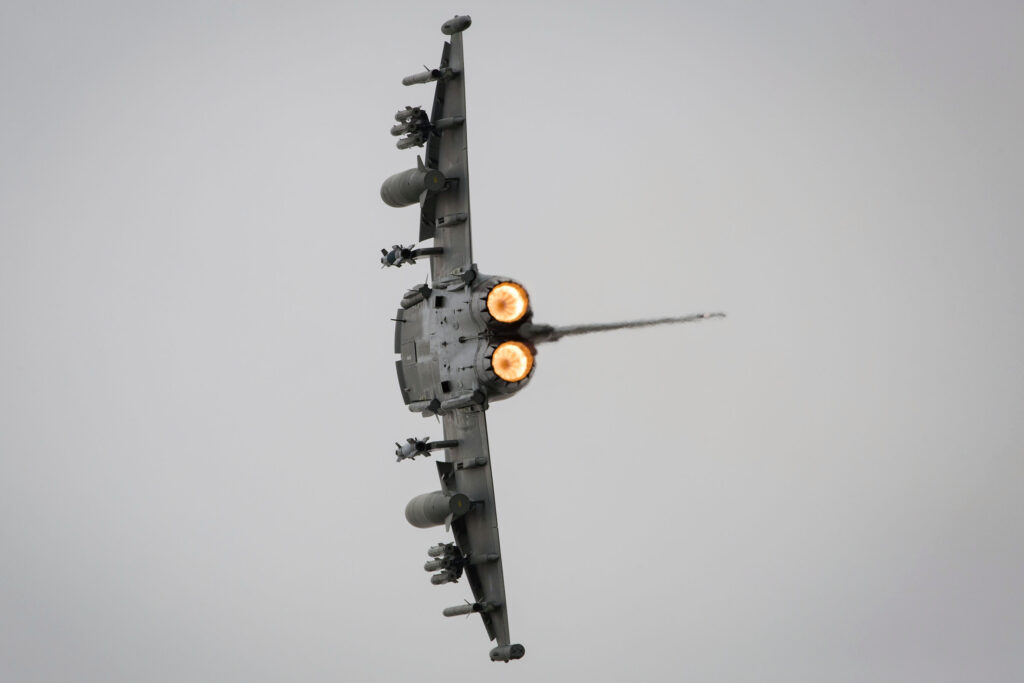 Un Eurofighter Typhoon FGR4 de la Royal Air Force en virage, postcombustion allumée