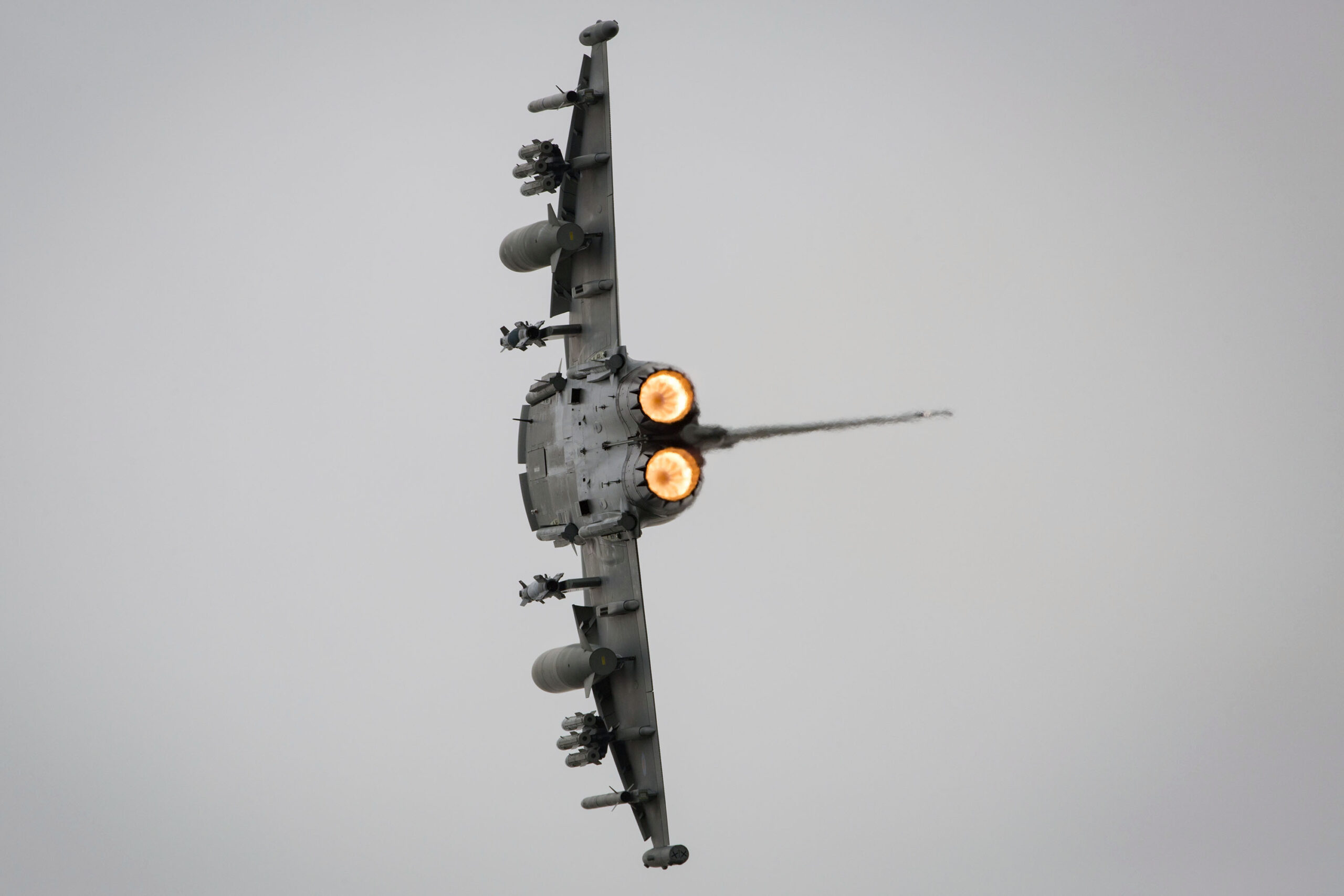 Un Eurofighter Typhoon FGR4 de la Royal Air Force en virage, postcombustion allumée